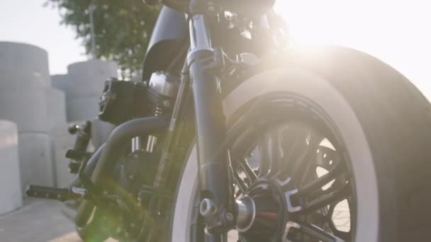 Primer Plano Motocicleta Con Rayos Sol Fondo — Vídeos de Stock