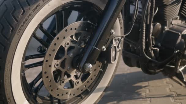 Primer Plano Rueda Motocicleta Personalizada — Vídeos de Stock