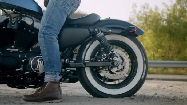 道路のほこりで漂流黒と白のオートバイのホイールのクローズアップ — ストック動画