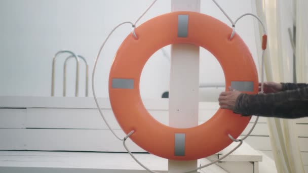 Anneau Bouée Sauvetage Emporté Par Homme Sur Fond Pont Piscine — Video