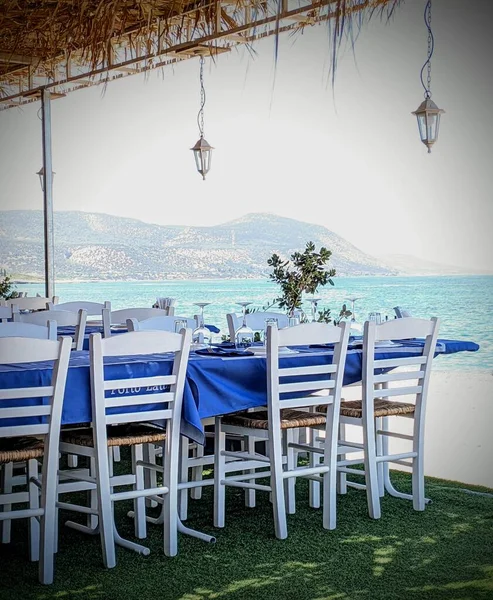 Güneşli bir yaz gününde deniz manzaralı restoran masası. 