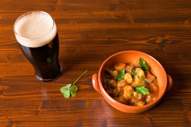 Geleneksel İrlandalı bir pint şişman bira ve bir yonca ile güveç