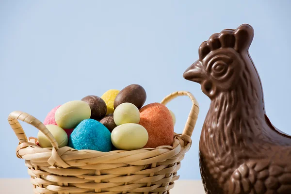 Fechar de frango de chocolate de Páscoa e ovos — Fotografia de Stock