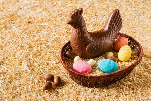 Galinha de chocolate de Páscoa e ovos — Fotografia de Stock