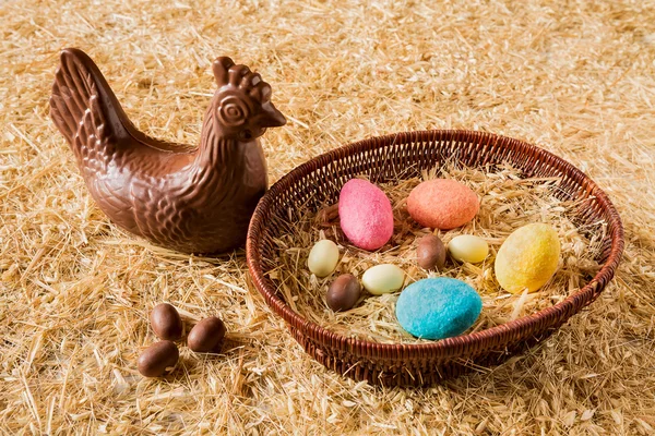Ovos de chocolate de Páscoa sobre a palha — Fotografia de Stock