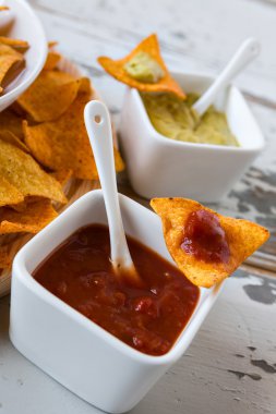 Biber sosu ve arka plan üzerinde guacamole soslu cips cips