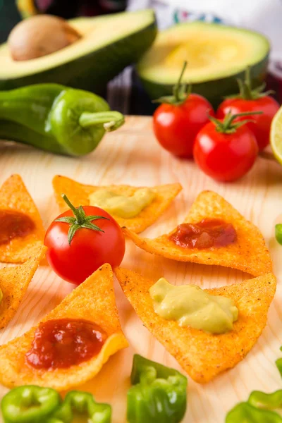 Primer plano de nachos chips de tomate, pimienta y aguacate — Foto de Stock