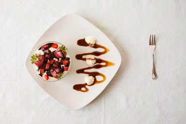 Tatlı çilek ve yukarıda da görüleceği bir kase yoğurt ile