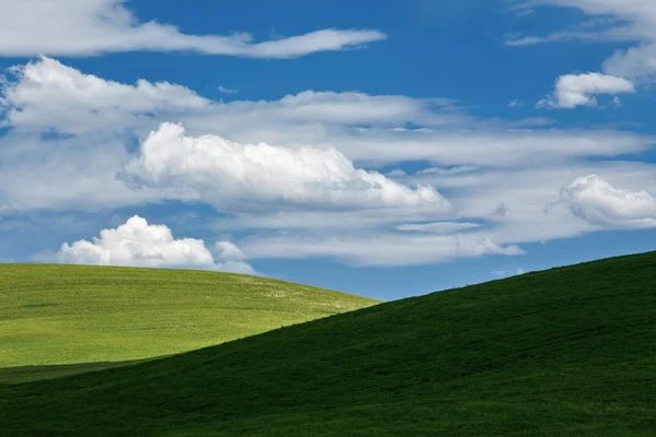 Nubes blancas sobre colinas verdes Imagen de stock