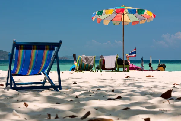 Napernyő és székek Komodo Beach, a korall-sziget, thai, munkavállalók — ingyenes stock fotók