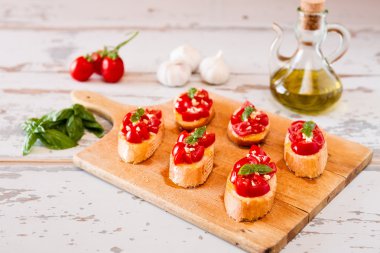 Domates, fesleğen ve sarımsak ile İtalyan bruschetta