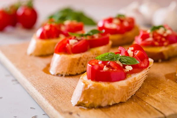 Primer plano de la bruschetta italiana con tomate, albahaca y ajo — Foto de Stock