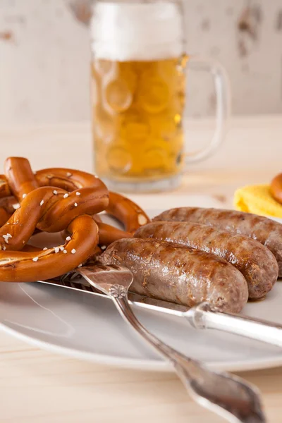 Gros plan de saucisse cuite bavaroise et bretzel — Photo