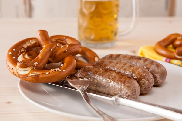 Primer plano de salchicha cocida bavariana y pretzel — Foto de Stock