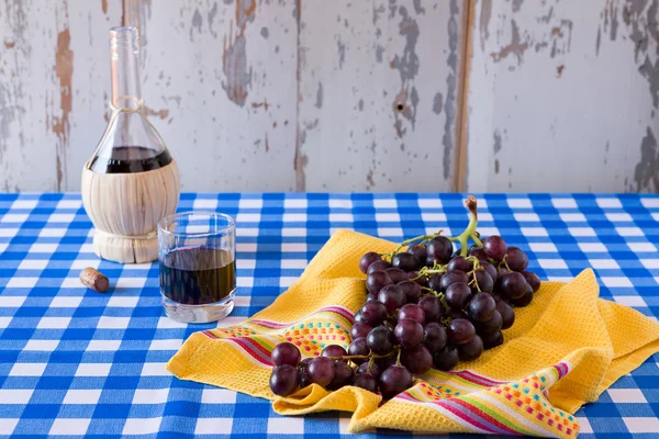 Bos van rode druiven en een glas rode wijn — Stockfoto