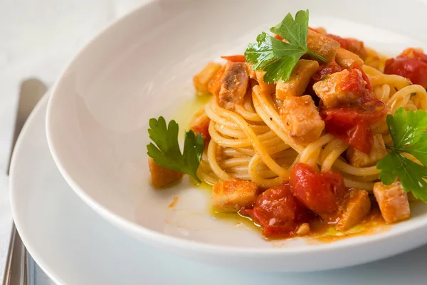 Spaghetti z ryby i małe pomidory — Zdjęcie stockowe