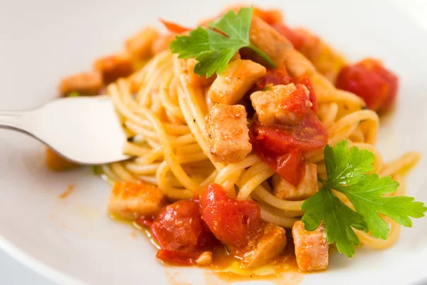 Spaghetti z ryb małe pomidory i pietruszka — Zdjęcie stockowe