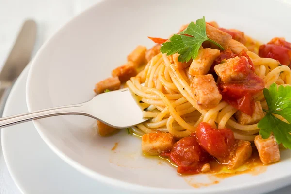 Zbliżenie, spaghetti z ryby i małe pomidory — Zdjęcie stockowe