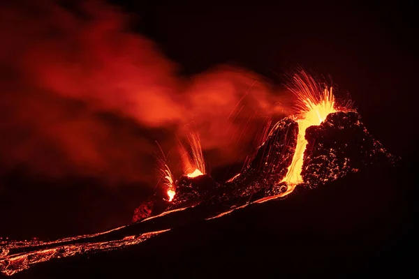 Fagradalsfjall Ηφαιστειακή Έκρηξη Νύχτα Στη Χερσόνησο Reykjanes Περίπου Χιλιόμετρα Από — Φωτογραφία Αρχείου