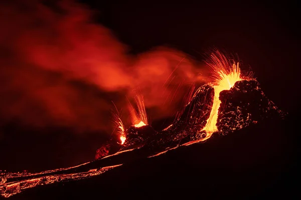 Vulkanutbrott Fagradalsfjall Natten Reykjanes Halvö Cirka Kilometer Från Reykjavik Island Stockbild