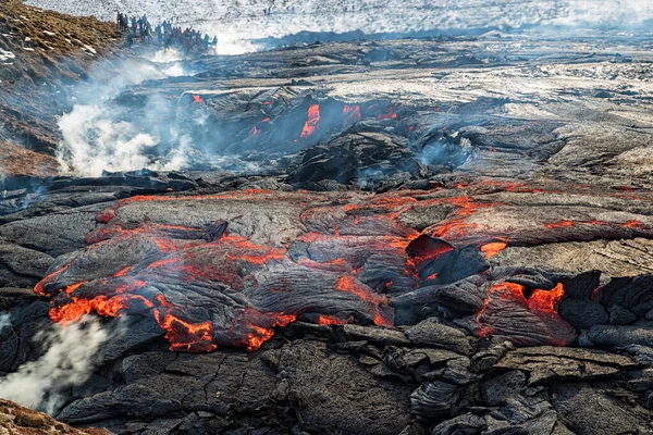 距冰岛雷克雅未克约40公里的雷克雅内半岛Fagradalsfjall火山爆发中的岩浆 — 图库照片