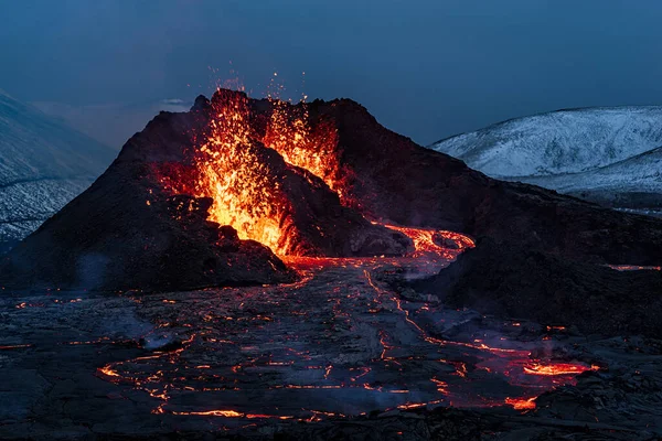 Fagradalsfjall Erupción Volcánica Noche Península Reykjanes Unos Kilómetros Reykjavik Islandia —  Fotos de Stock