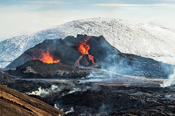 距冰岛雷克雅未克约40公里的雷克雅内半岛上的Fagradalsfjall火山爆发 — 图库照片