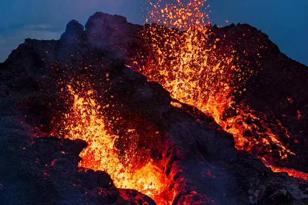 Close Van Fagradalsfjall Vulkaanuitbarsting Nachts Reykjanes Schiereiland Ongeveer Kilometer Van — Stockfoto