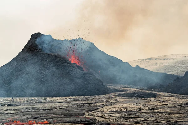 距冰岛雷克雅未克约40公里的雷克雅内半岛上的Fagradalsfjall火山爆发 — 图库照片