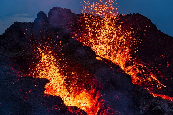 Reykjavik Zlanda Yaklaşık Kilometre Mesafedeki Reykjanes Yarımadasında Gece Fagradalsfall Volkanik Telifsiz Stok Imajlar