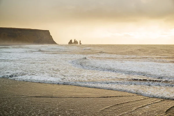 Felsformation Einem Schwarzen Vulkanstrand Dyrholaey Bei Sonnenuntergang Island — Stockfoto