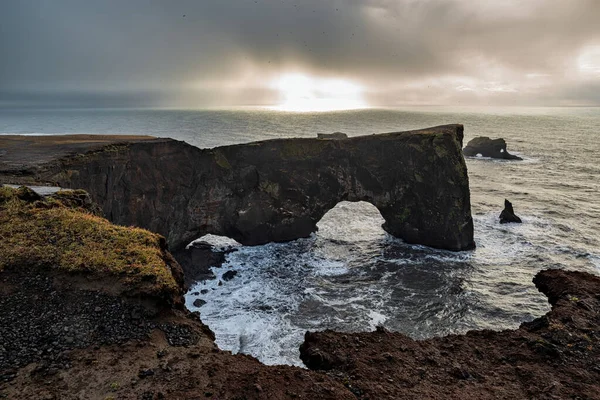 Natuurlijke Boog Van Het Schiereiland Dyrholaey Zuid Ijsland Een Bewolkte — Stockfoto