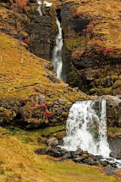 在冰岛的索尔斯莫克附近 夏季的格拉夫斯瀑布也被称为默克杰佛斯瀑布 — 图库照片