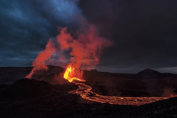 Извержение Вулкана Фаградальсфьялл Ночь Перед Восходом Солнца Полуострове Рейкьянес Примерно Стоковое Фото