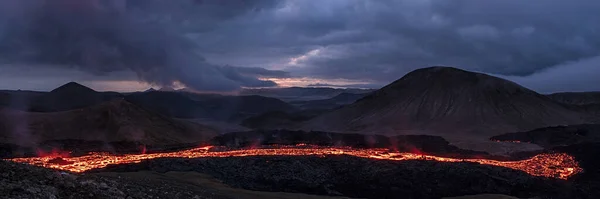 Vulkanutbrott Fagradalsfjall Natten Före Soluppgången Reykjanes Halvö Cirka Kilometer Från Royaltyfria Stockbilder