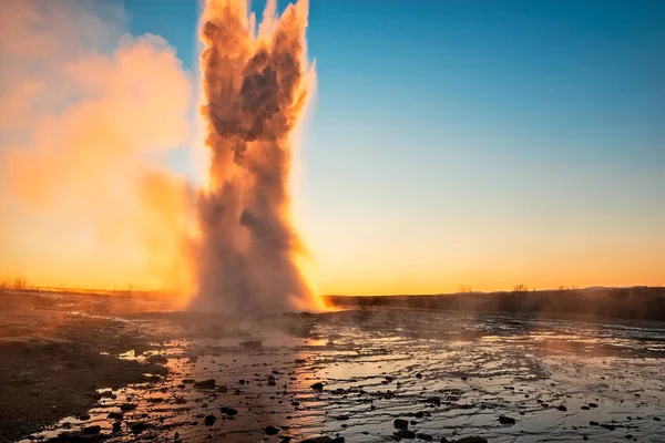 Вибух Гейзерів Ісландії Під Час Сходу Сонця — стокове фото