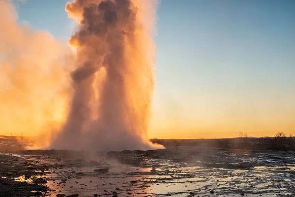 Διακοπή Της Geysir Στην Ισλανδία Κατά Την Ανατολή Του Ηλίου Royalty Free Φωτογραφίες Αρχείου