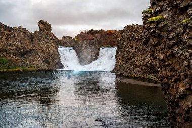 Hjalparfoss manzarası, güney dağlarında bir şelale.