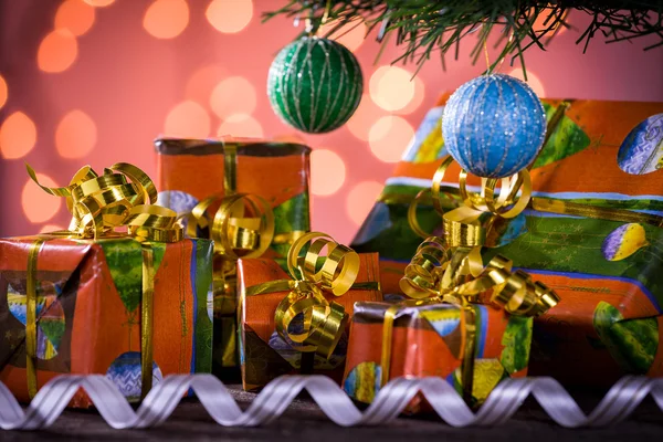 Christmas gifts with blurred lights on background and ribbon und — Stock Photo, Image