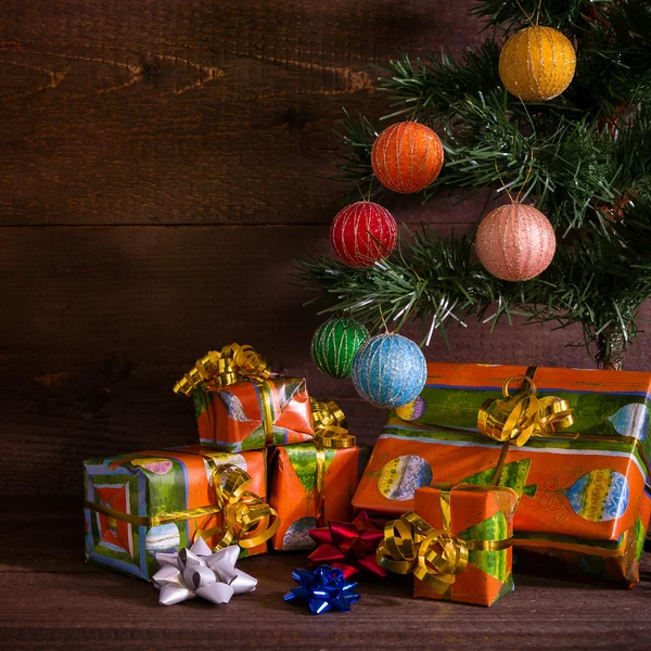 Molti regali di Natale sotto l'albero — Foto Stock