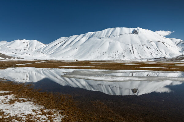 Sibillini mountains reflected in the water with snow — Stock Image Sibillini mountains reflected in the water with snow — Stock Photo, Image