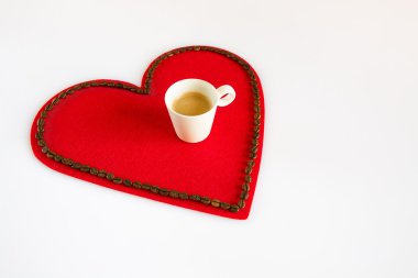 Kahve kırmızı keçe kalp üzerinde