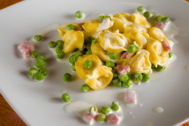 Tortellini krem jambon ve bezelye