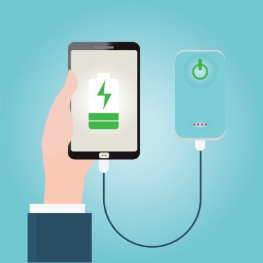 Güç bankaya bağlanmak şarj smartphone tutan eller.
