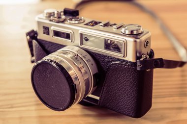 Ahşap arka planda klasik kamera