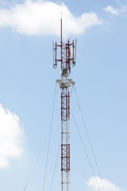 Bu kule Telekomünikasyon donanımları için sağa sola yapılan kule kullanılan.
