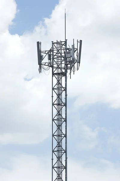 Esta torre se utiliza para el hardware de telecomunicación de la torre hecha para — Foto de Stock