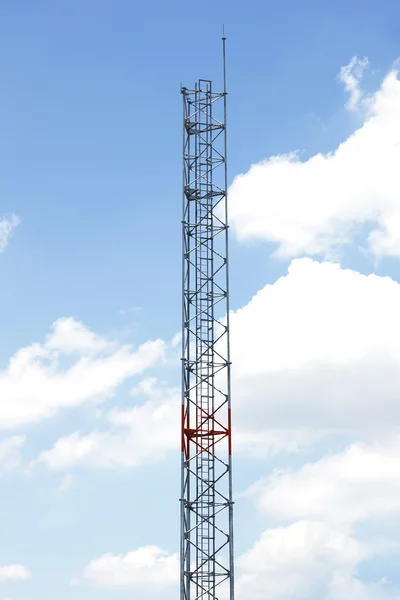 Questa torre utilizzata per l'hardware di telecomunicazione la torre fatta da — Foto Stock