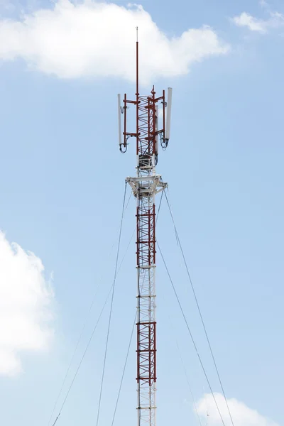 Esta torre usada para o hardware de telecomunicação a torre fez fro — Fotografia de Stock