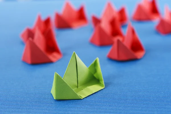 Kağıt tekne Okyanusu. Mavi okyanus pazarlama kavramı.